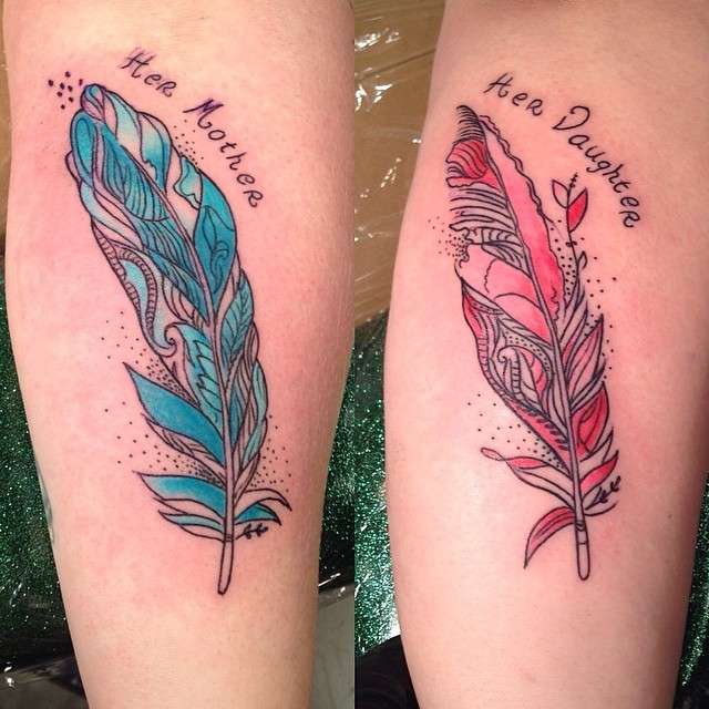 Tatuaje madre e hija plumas