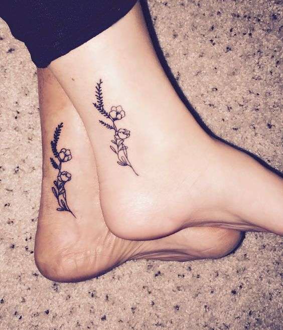 Tatuaje madre e hija flor en tobillo