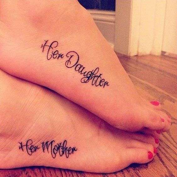 Tatuaje madre e hija en el pie
