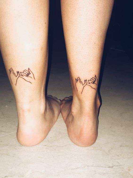 Tatuaje madre e hija manos unidas