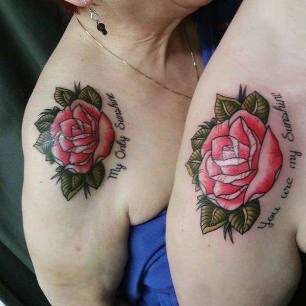 Tatuaje madre e hija rosas