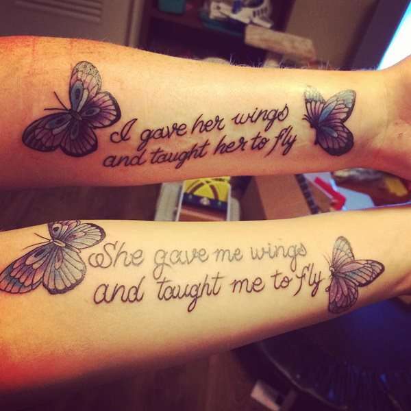 Tatuaje madre e hija mariposas y frases