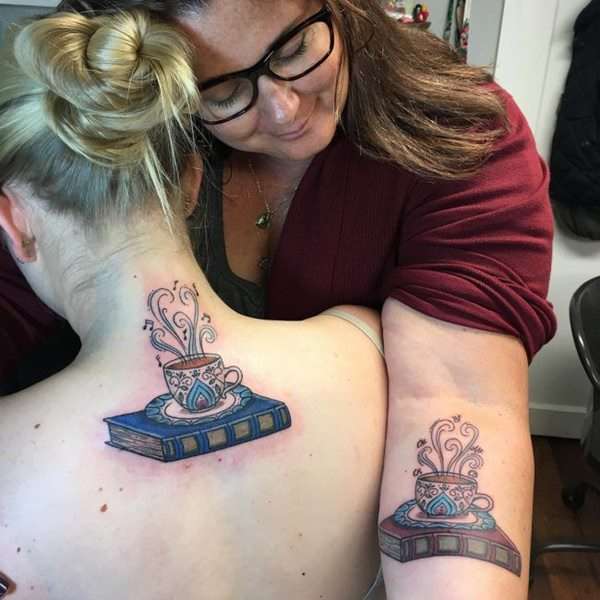 Tatuaje madre e hija libro y taza