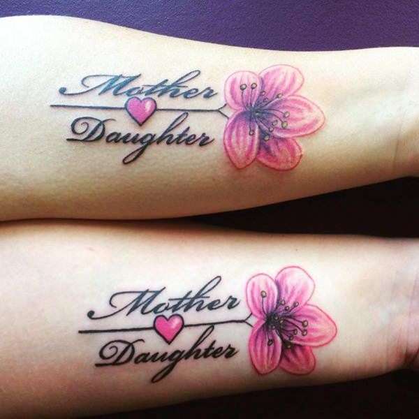 Tatuaje madre e hija flor rosada