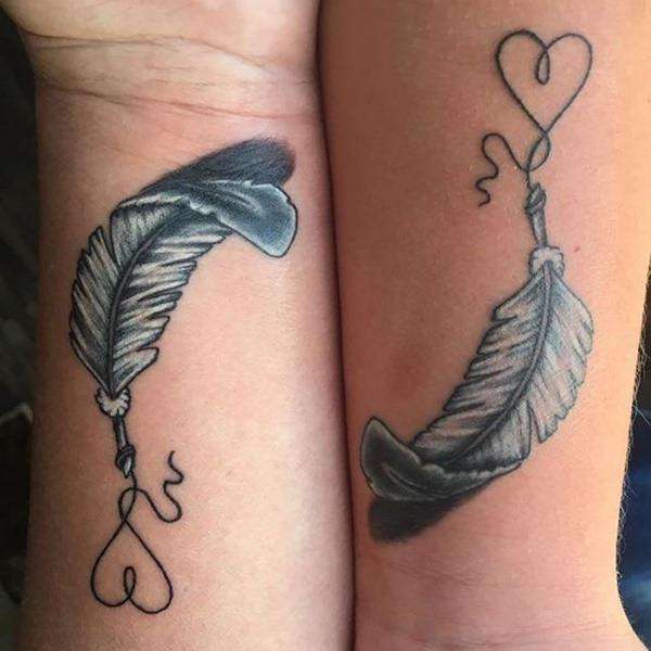 Tatuaje madre e hija plumas y corazón