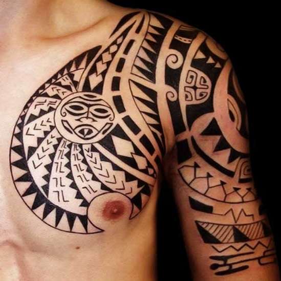 Tatuaje maorí en el pecho
