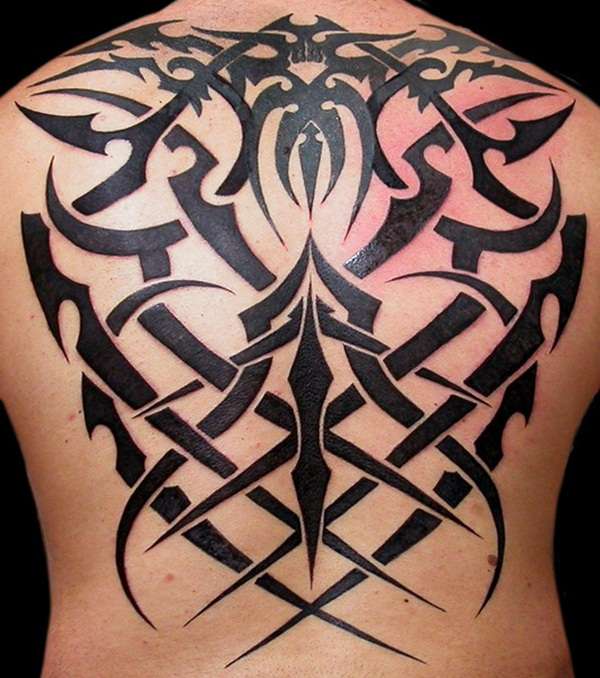 Gran tatuaje tribal espalda