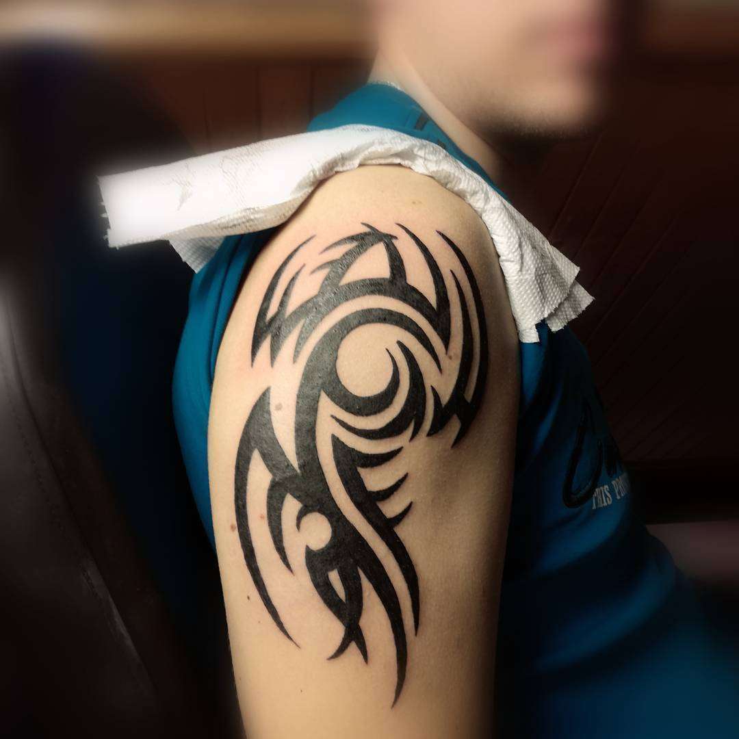 Tatuaje tribal moderno