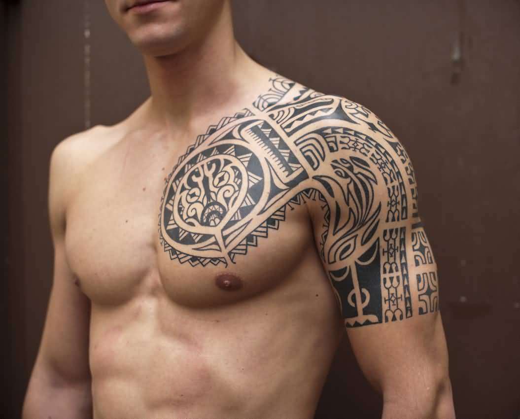 Tatuaje maorí pectoral y hombro