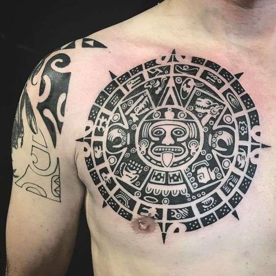 Tatuaje maorí en pectoral