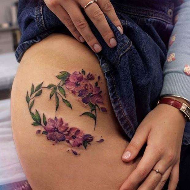 Tatuaje flores en muslo