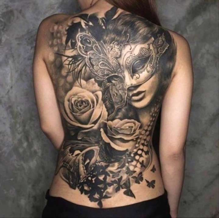 Tatuaje mujer, máscara y rosas