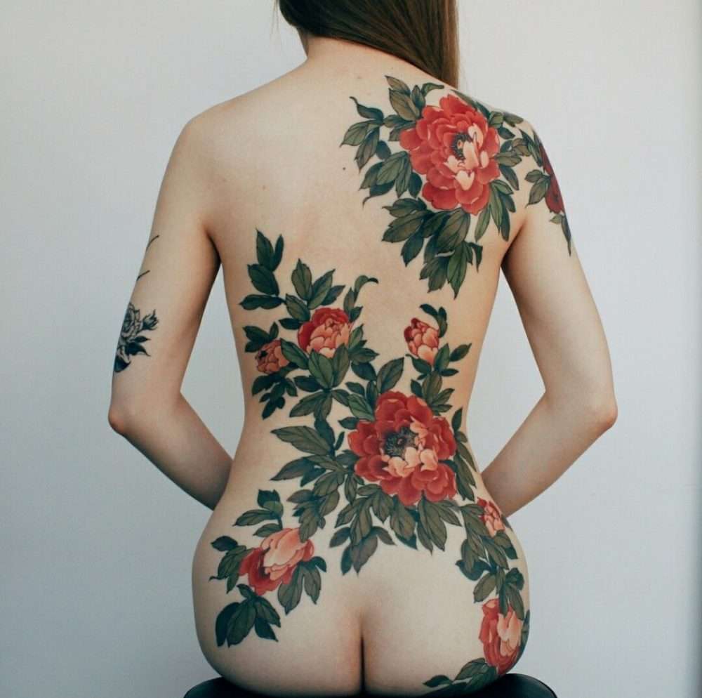 Tatuaje de flores espalda completa