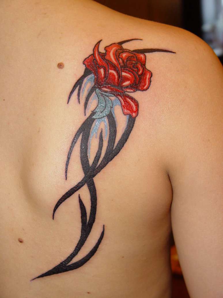 Tatuaje de rosa roja tribal