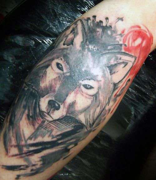 Tatuaje lobo en antebrazo