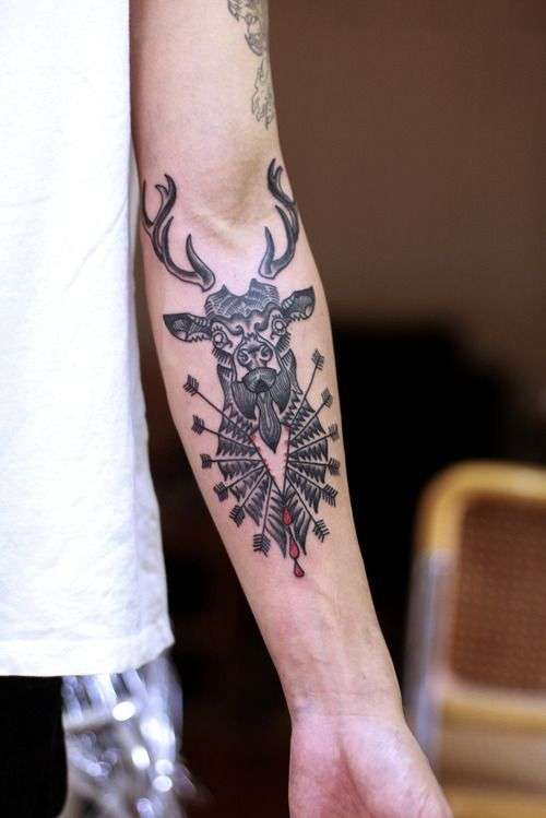Tatuaje alce con flechas