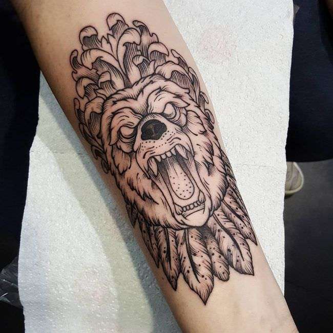Tatuaje de lobo en antebrazo