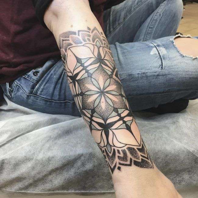 Tatuaje flor en antebrazo