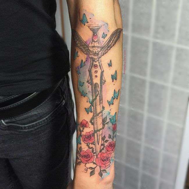 Tatuaje espada y rosas
