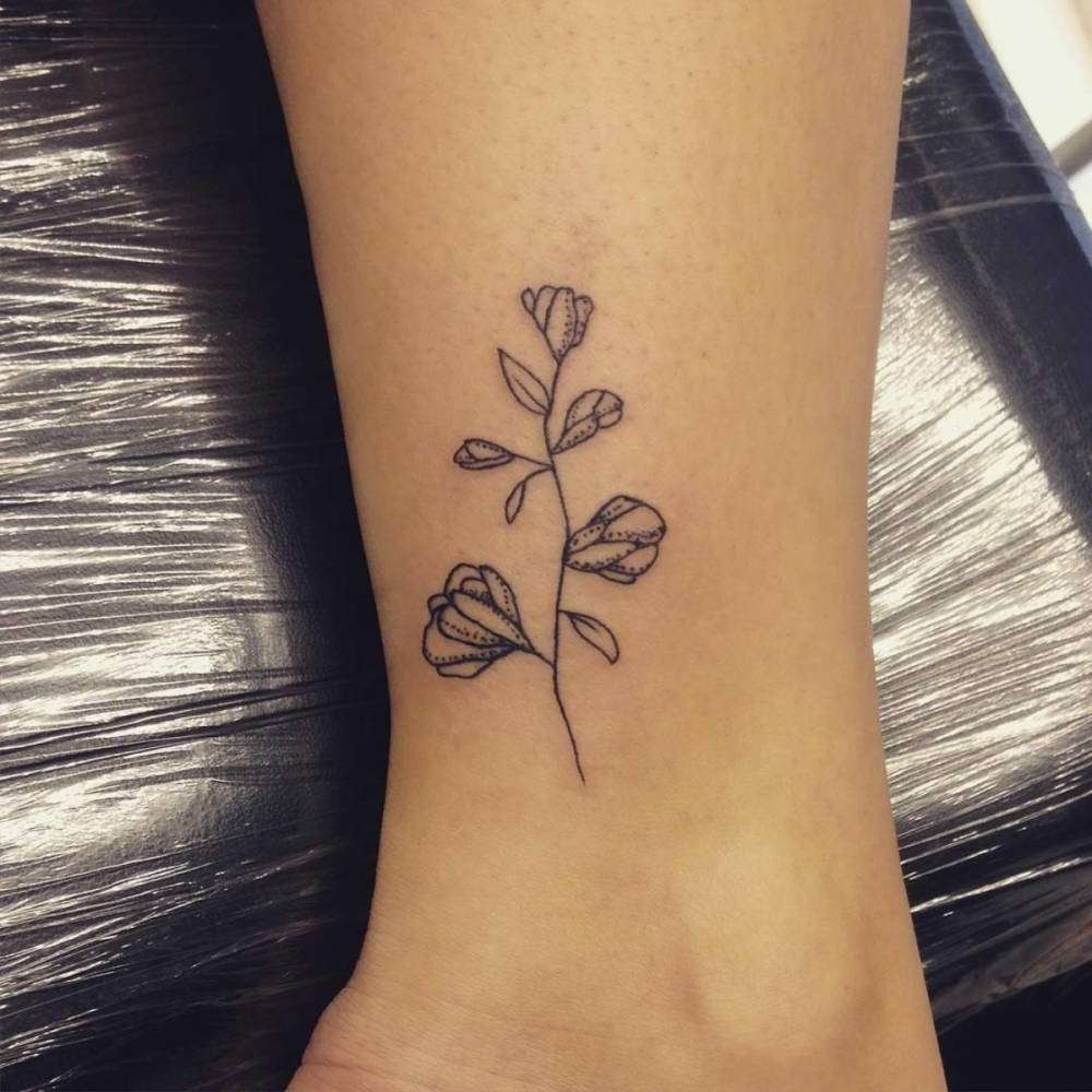 Tatuaje de flores blanco y negro