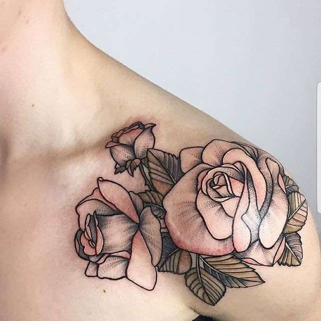 Tatuaje rosas en hombro