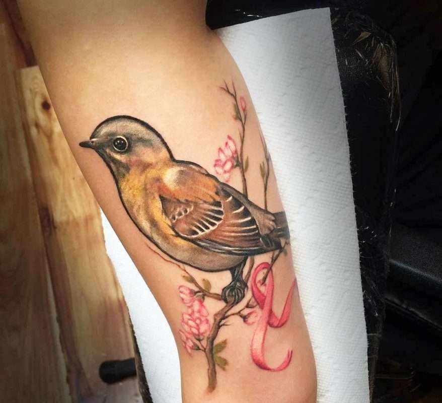 Tatuaje de ave y lazo rosado