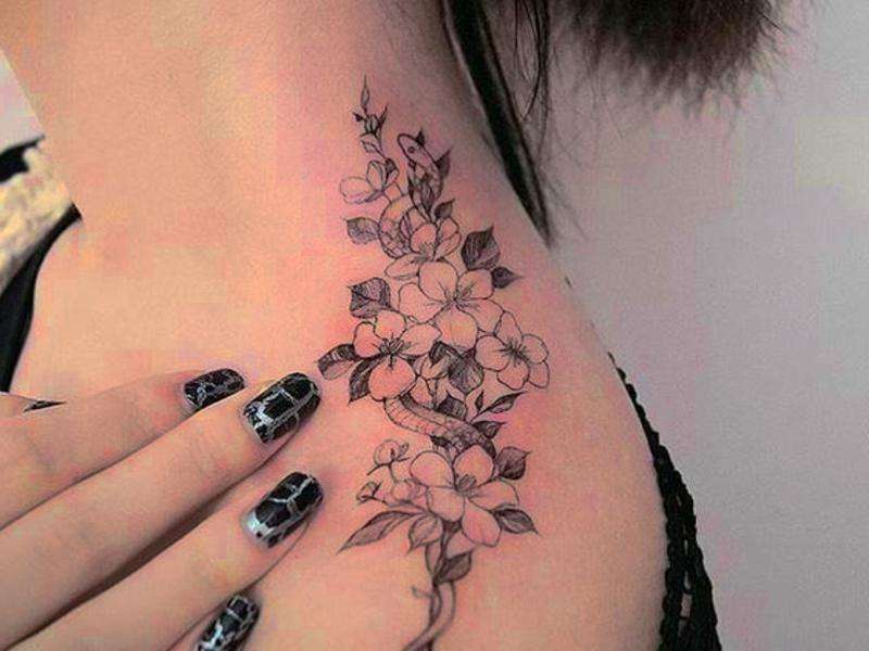 Tatuaje de flores en hombro