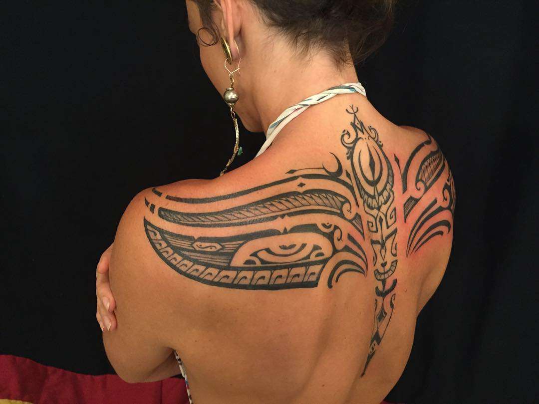 Tatuaje tribal grande en la espalda
