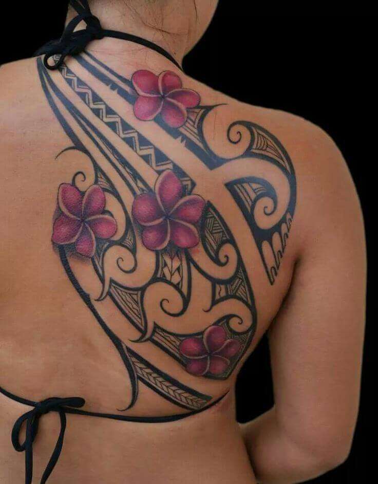 Tatuaje tribal con flores violeta