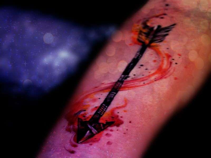 Tatuaje de flecha en antebrazo con sangre