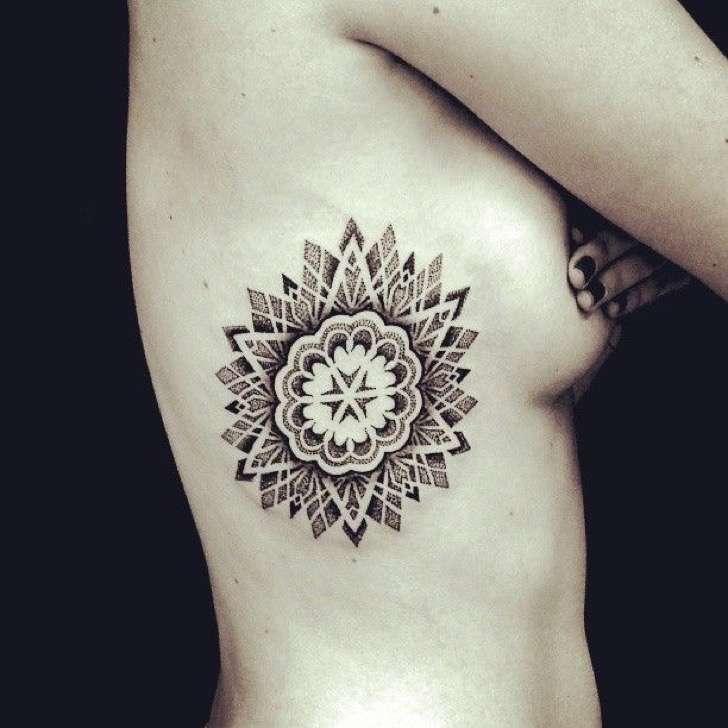 Tatuaje de flor geométrica