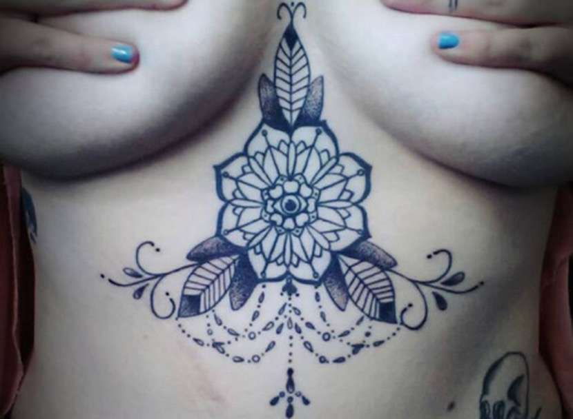 Tatuaje de flor bajo el busto