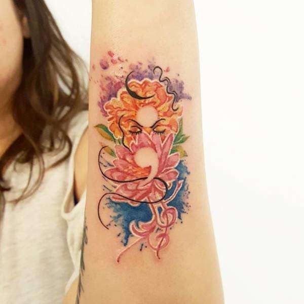 Tatuaje punto y coma sobre flores