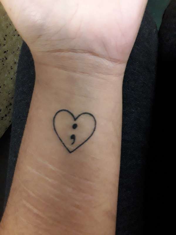 Tatuaje punto y coma dentro de corazón