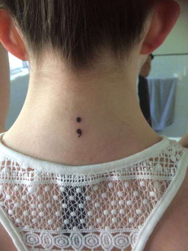 tatuering semikolon i nacken