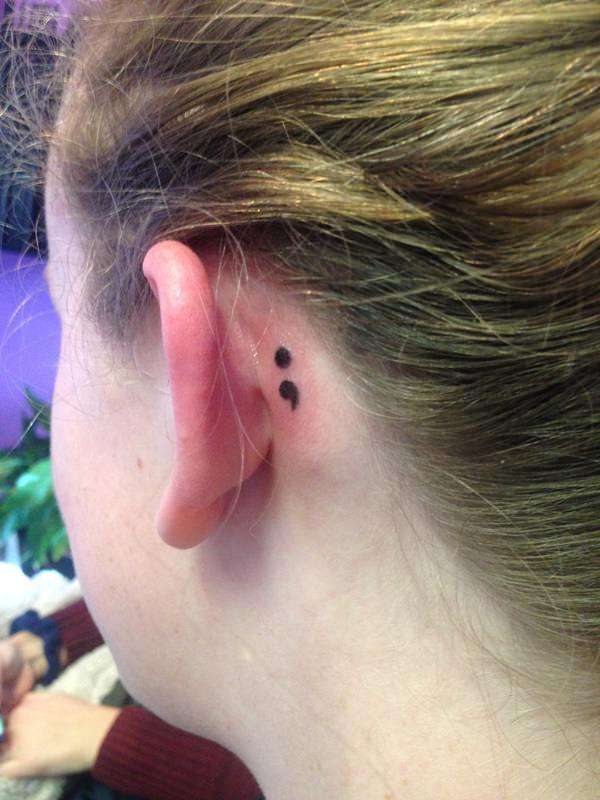 Tatuaje punto y coma detrás de oreja