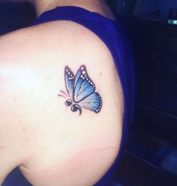 Tatuaje punto y coma mariposa azul