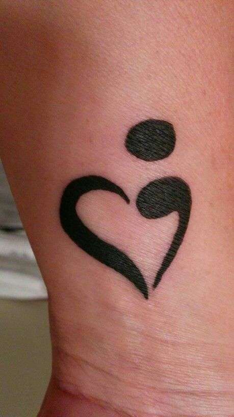 tatuaje punto y coma corazón 2
