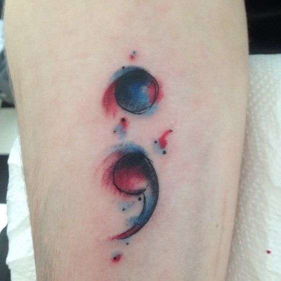 Tatuaje punto y coma azul y rojo