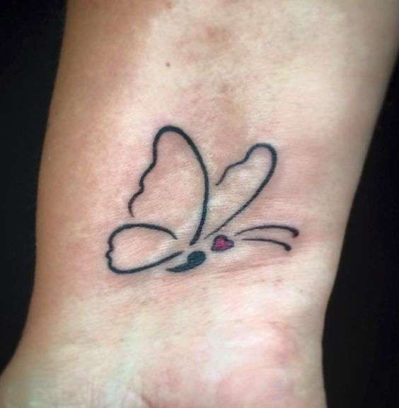 Tatuaje punto y coma corazón mariposa
