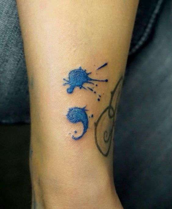 Tatuaje punto y coma mancha tinta azul
