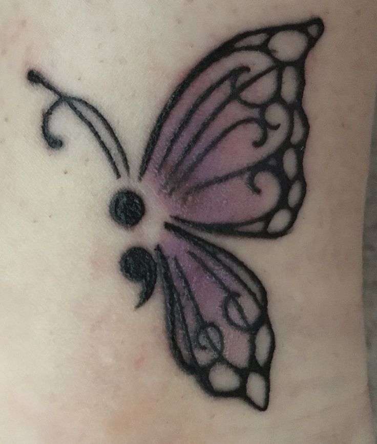 Tatuaje punto y coma mariposa 
