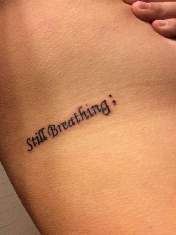 Tatuaje punto y coma aún respiro