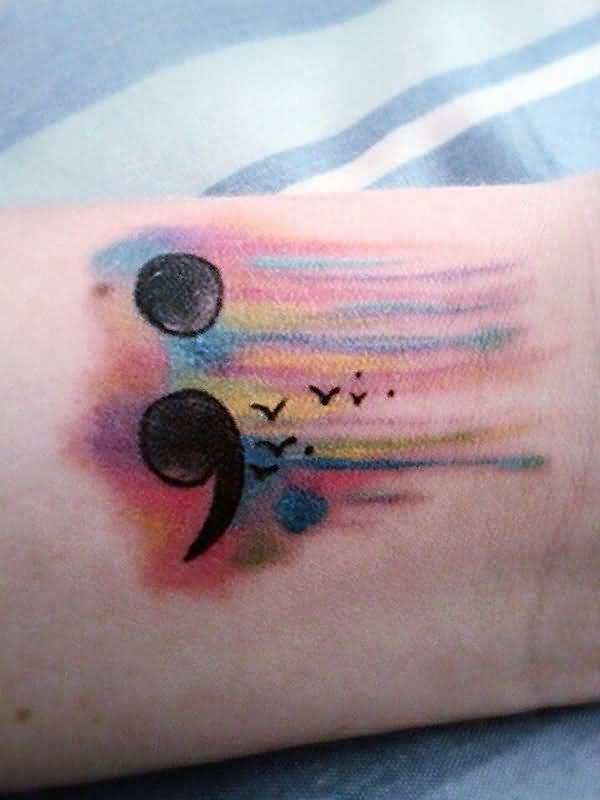Tatuaje punto y coma colores pájaros 2