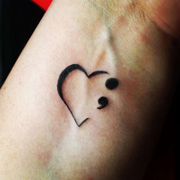 Tatuaje punto y coma corazón 2