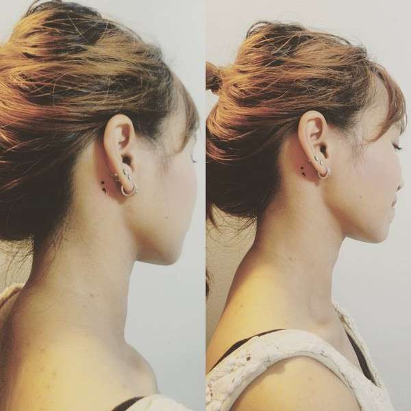 Tatuaje punto y coma detrás oreja