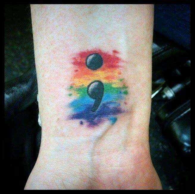 Tatuaje punto y coma colores arcoiris