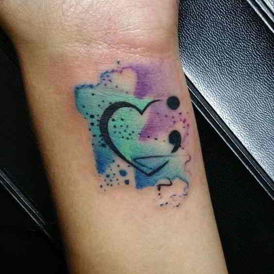 Tatuaje punto y coma corazón colores