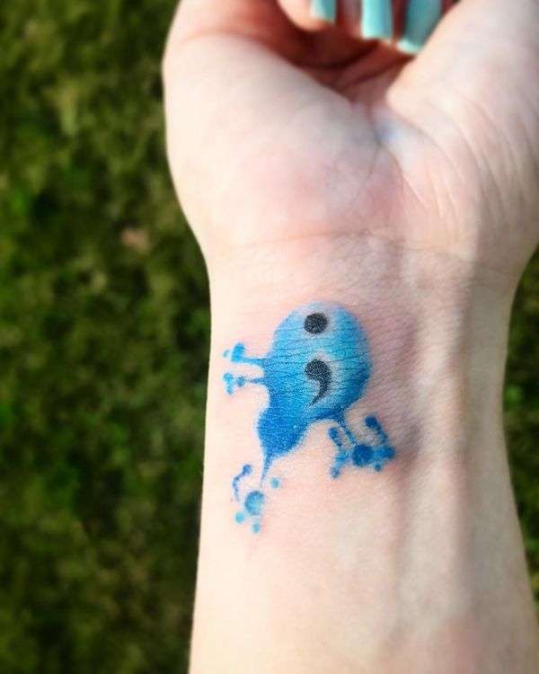 Tatuaje punto y coma mancha azul