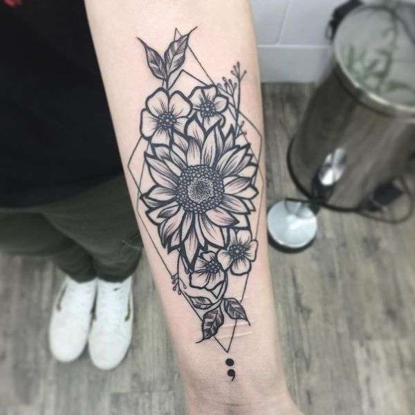 Tatuaje punto y coma flores